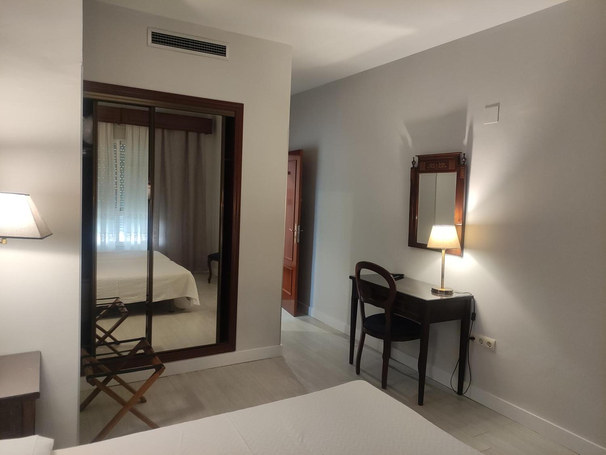 Hotel Iberia Plaza America Caceres Bagian luar foto